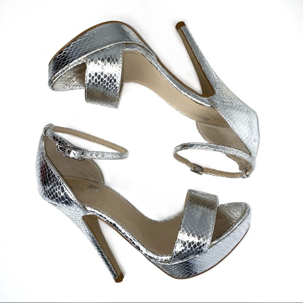 4/$25  Colin Stuart metallic snakeskin embosses pumps